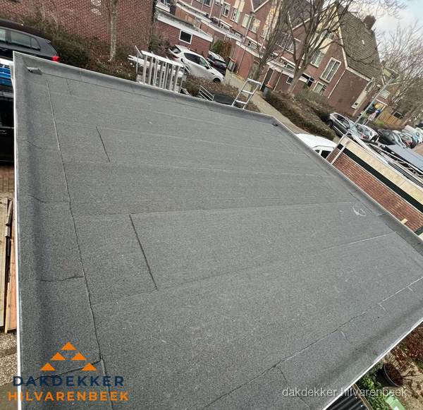 Nieuwe bitumen dakbedekking op plat dak van garage in Hilvarenbeek Nieuwe bitumen dakbedekking op plat dak van garage in Hilvarenbeek