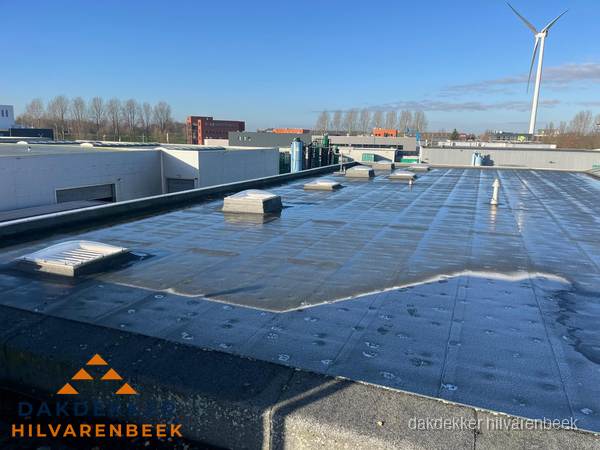 Plat dak bedrijfspand met bitumen dakbedekking en lichtkoepels in Hilvarenbeek Plat dak bedrijfspand met bitumen dakbedekking en lichtkoepels in Hilvarenbeek