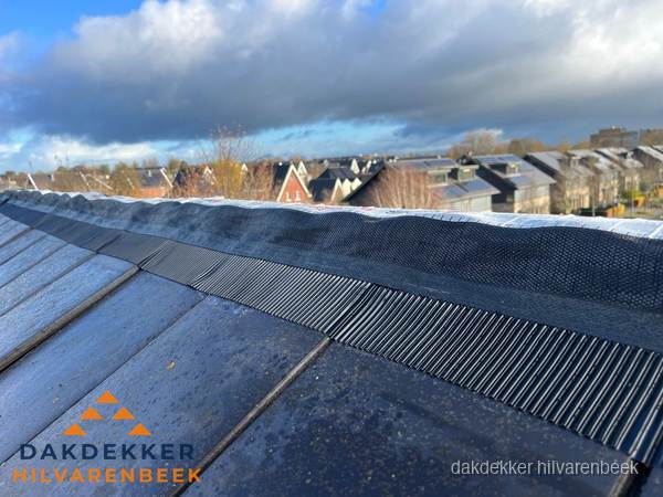 Dakisolatie bij de nok met ventilatieprofiel op schuin dak in Hilvarenbeek Dakisolatie bij de nok met ventilatieprofiel op schuin dak in Hilvarenbeek