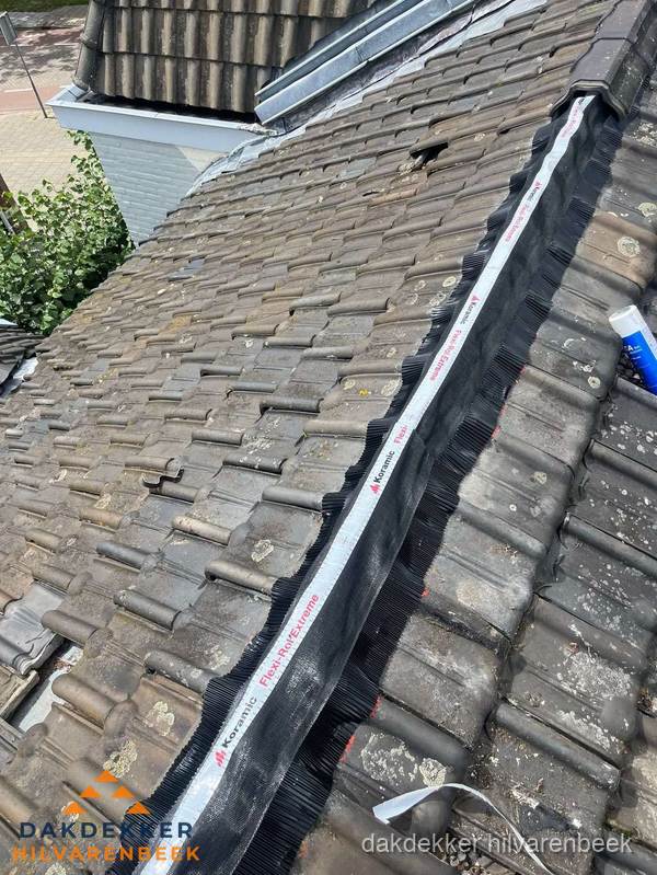 Nokvorst renovatie met Koramic nokrol op schuin pannendak in Hilvarenbeek Nokvorst renovatie met Koramic nokrol op schuin pannendak in Hilvarenbeek