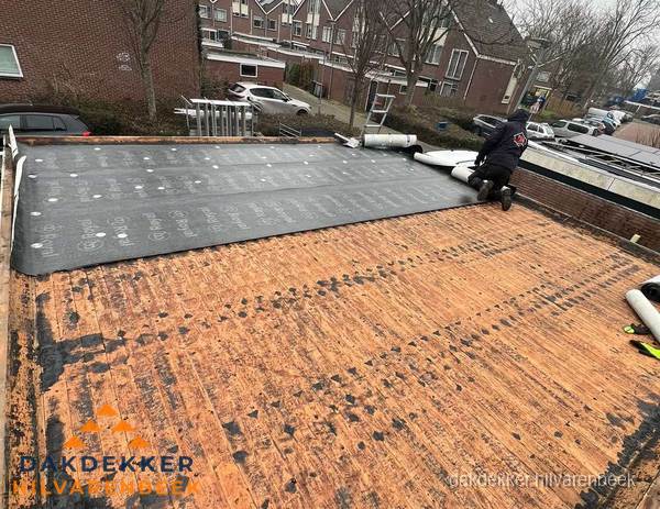 Dakdekker legt onderlaag op plat dak met houten constructie in Hilvarenbeek Dakdekker legt onderlaag op plat dak met houten constructie in Hilvarenbeek