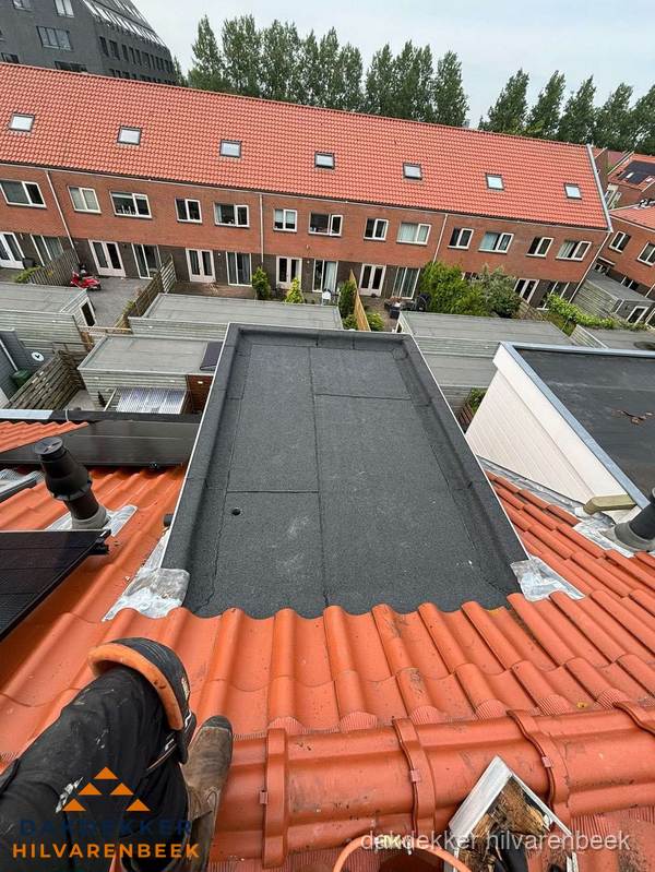 Bitumen dak reparatie op plat dak tussen dakpannen in Hilvarenbeek Bitumen dak reparatie op plat dak tussen dakpannen in Hilvarenbeek