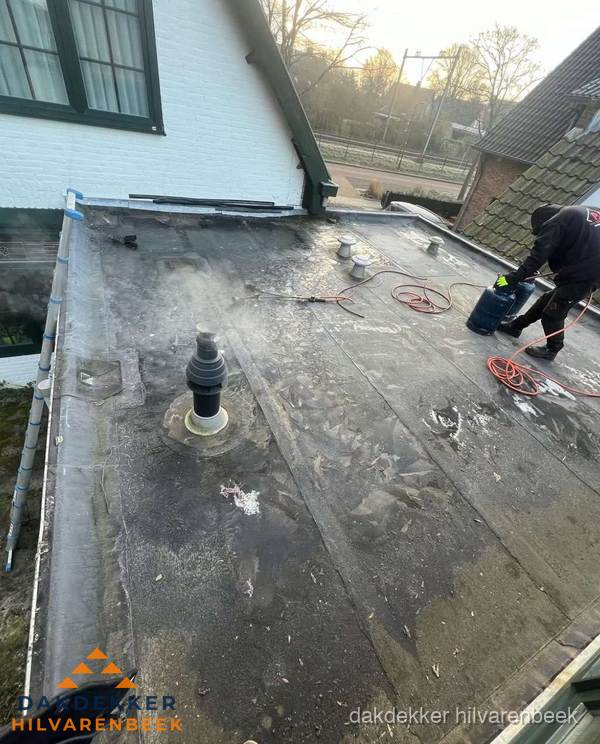 Dakdekker verhelpt daklekkage op plat dak in Hilvarenbeek Dakdekker verhelpt daklekkage op plat dak in Hilvarenbeek