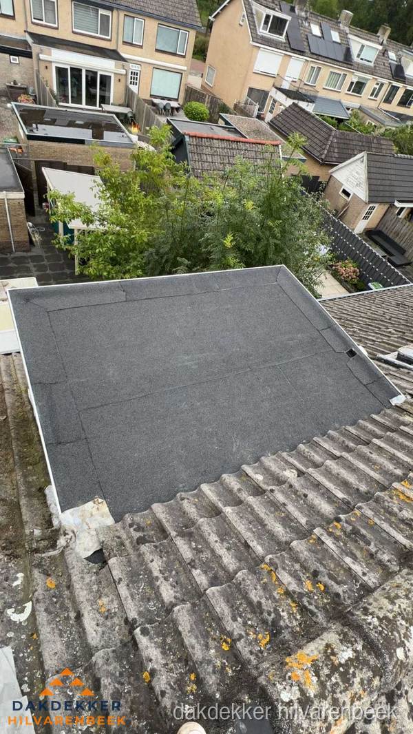 Plat dak aanbouw met bitumen dakbedekking in woonwijk Hilvarenbeek Plat dak aanbouw met bitumen dakbedekking in woonwijk Hilvarenbeek